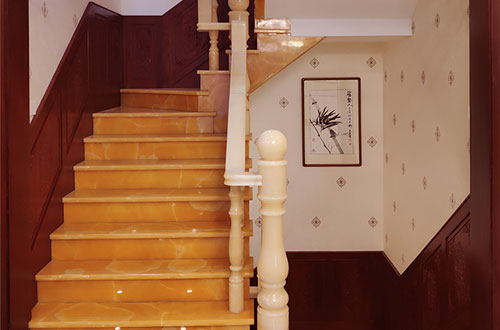 高埗镇中式别墅室内汉白玉石楼梯的定制安装装饰效果
